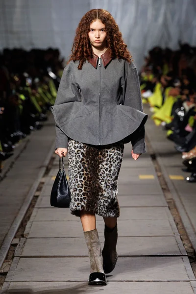 Look 16
